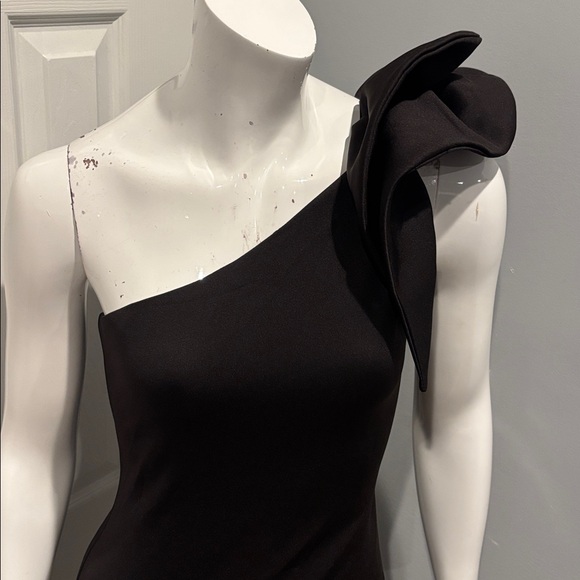 NWOT Betsy & Adam “Daisy” one shoulder ruffle gown - Picture 5 of 14